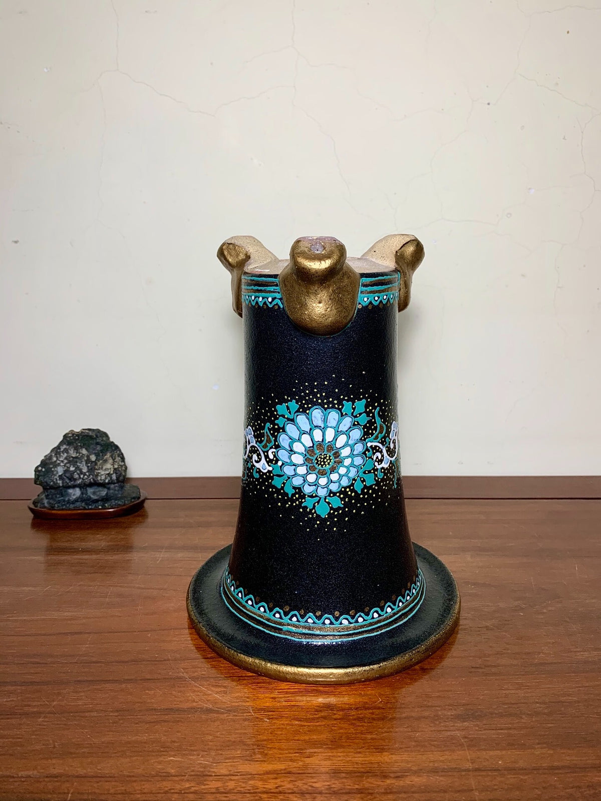 Hosshi Kakuei Enameled Chrysanthemum Pattern Brocade Pot