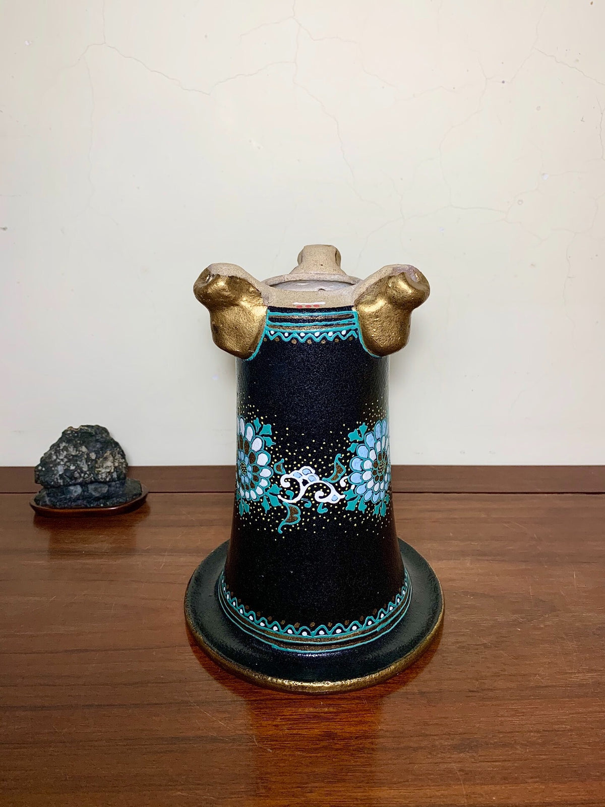 Hosshi Kakuei Enameled Chrysanthemum Pattern Brocade Pot