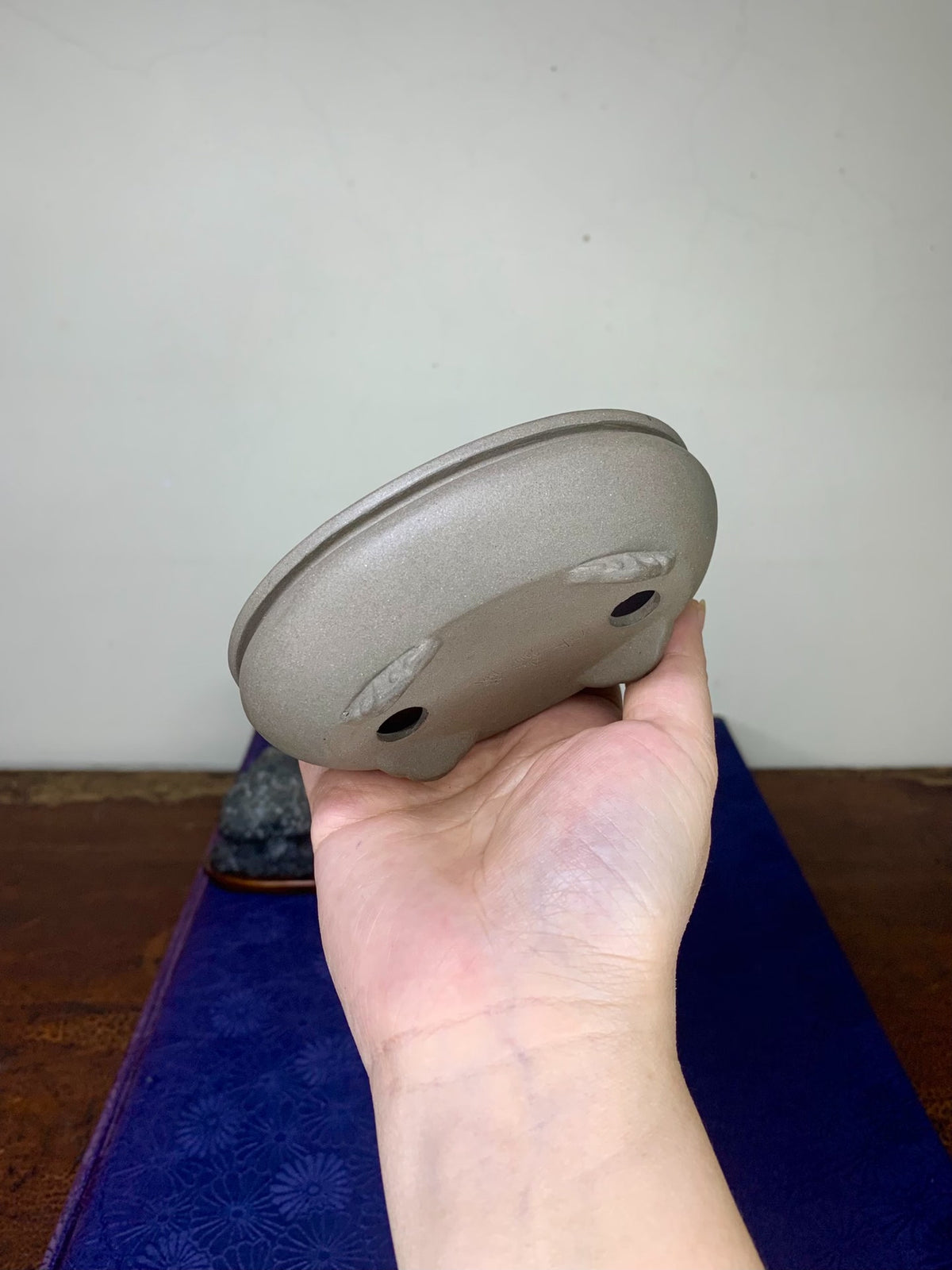 Ash Clay Bag-Style Cloud Feet Oval Pot by Hokido