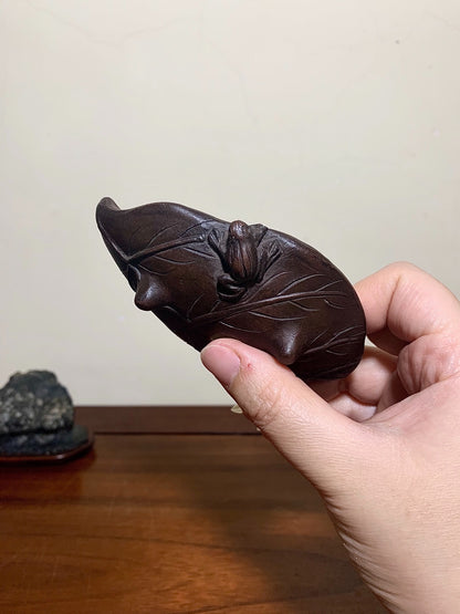 Sangōzan Masahiro, Relief-Carved Frog and Lotus Leaf Pot