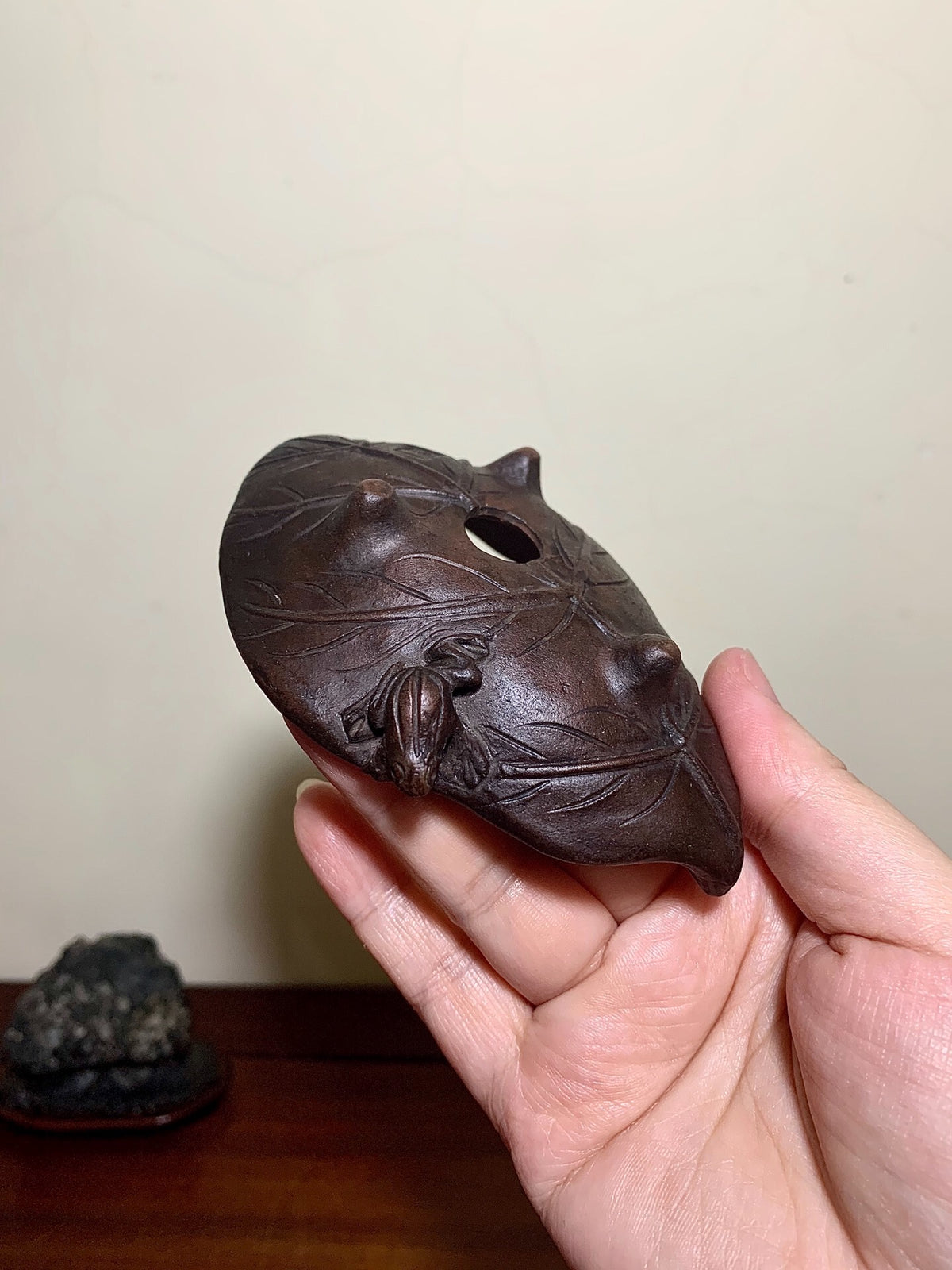 Sangōzan Masahiro, Relief-Carved Frog and Lotus Leaf Pot