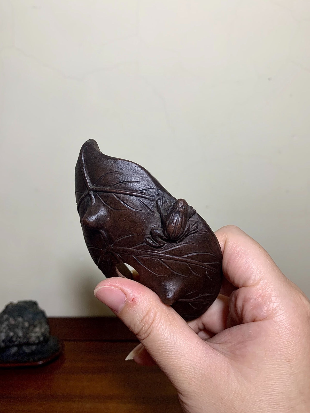 Sangōzan Masahiro, Relief-Carved Frog and Lotus Leaf Pot