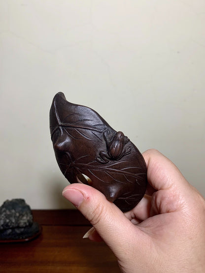 Sangōzan Masahiro, Relief-Carved Frog and Lotus Leaf Pot
