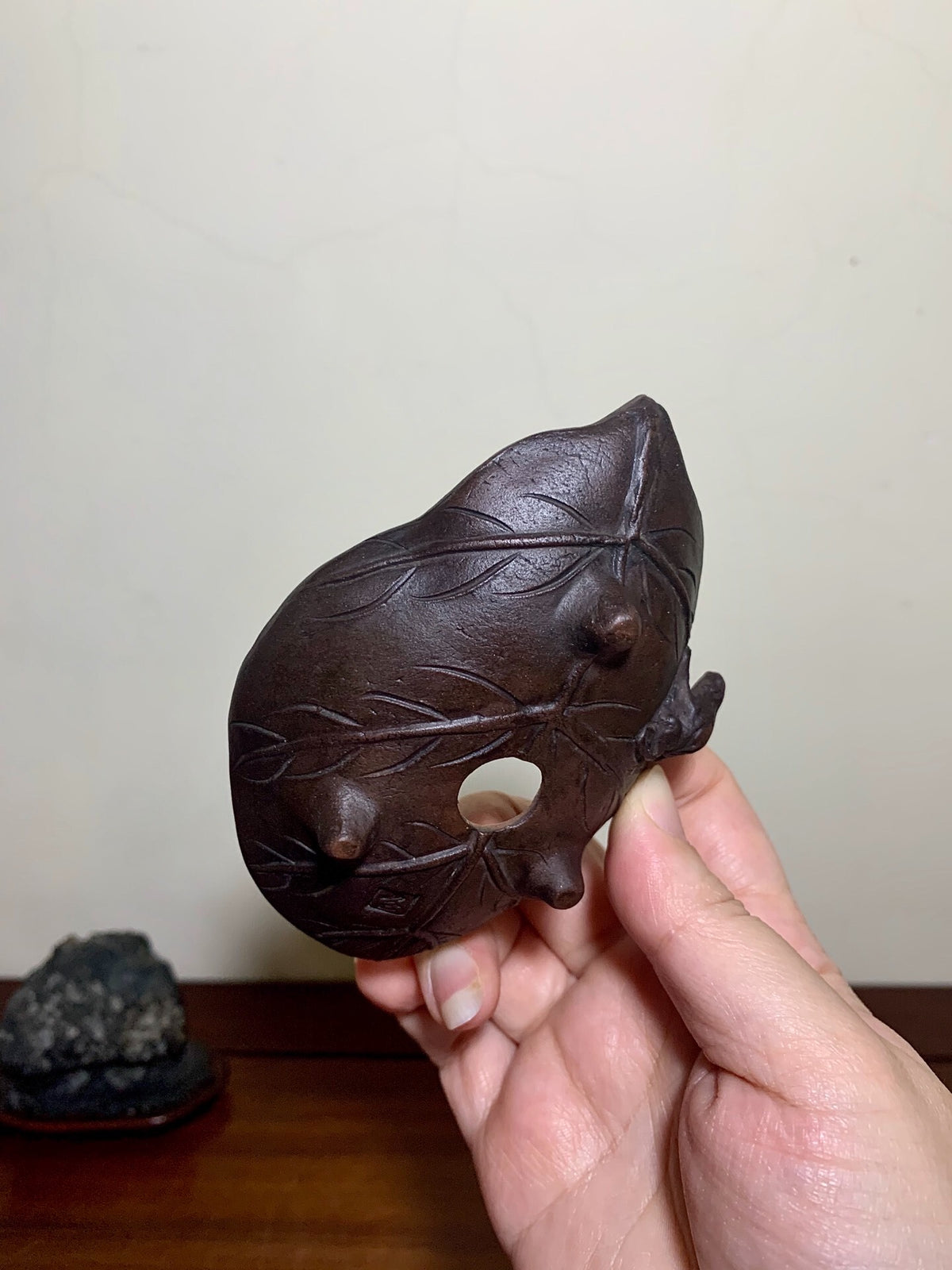 Sangōzan Masahiro, Relief-Carved Frog and Lotus Leaf Pot