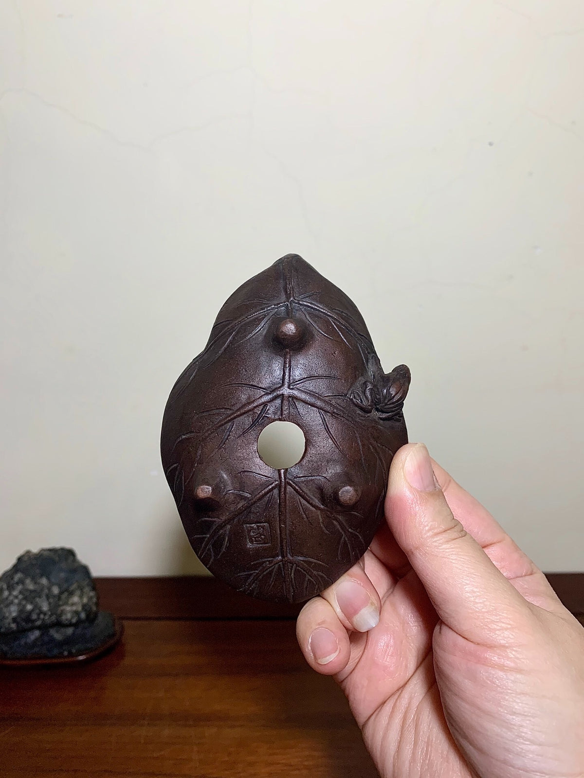 Sangōzan Masahiro, Relief-Carved Frog and Lotus Leaf Pot