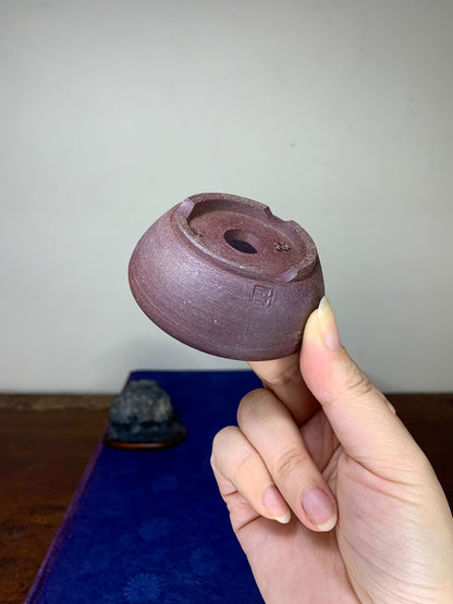 Hand-Pinched Cut-Foot Round Pot by Denshi