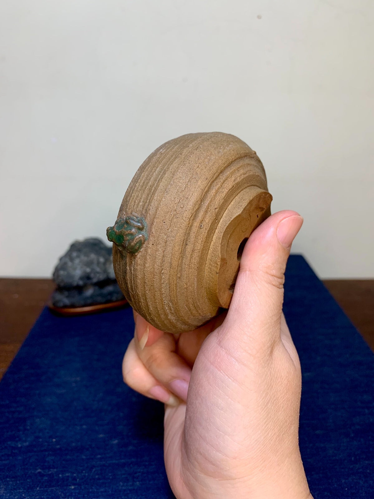 Ito Tuniyo Hand-Pinched Relief-Carved Frog Pot