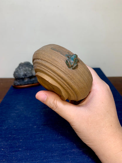 Ito Tuniyo Hand-Pinched Relief-Carved Frog Pot