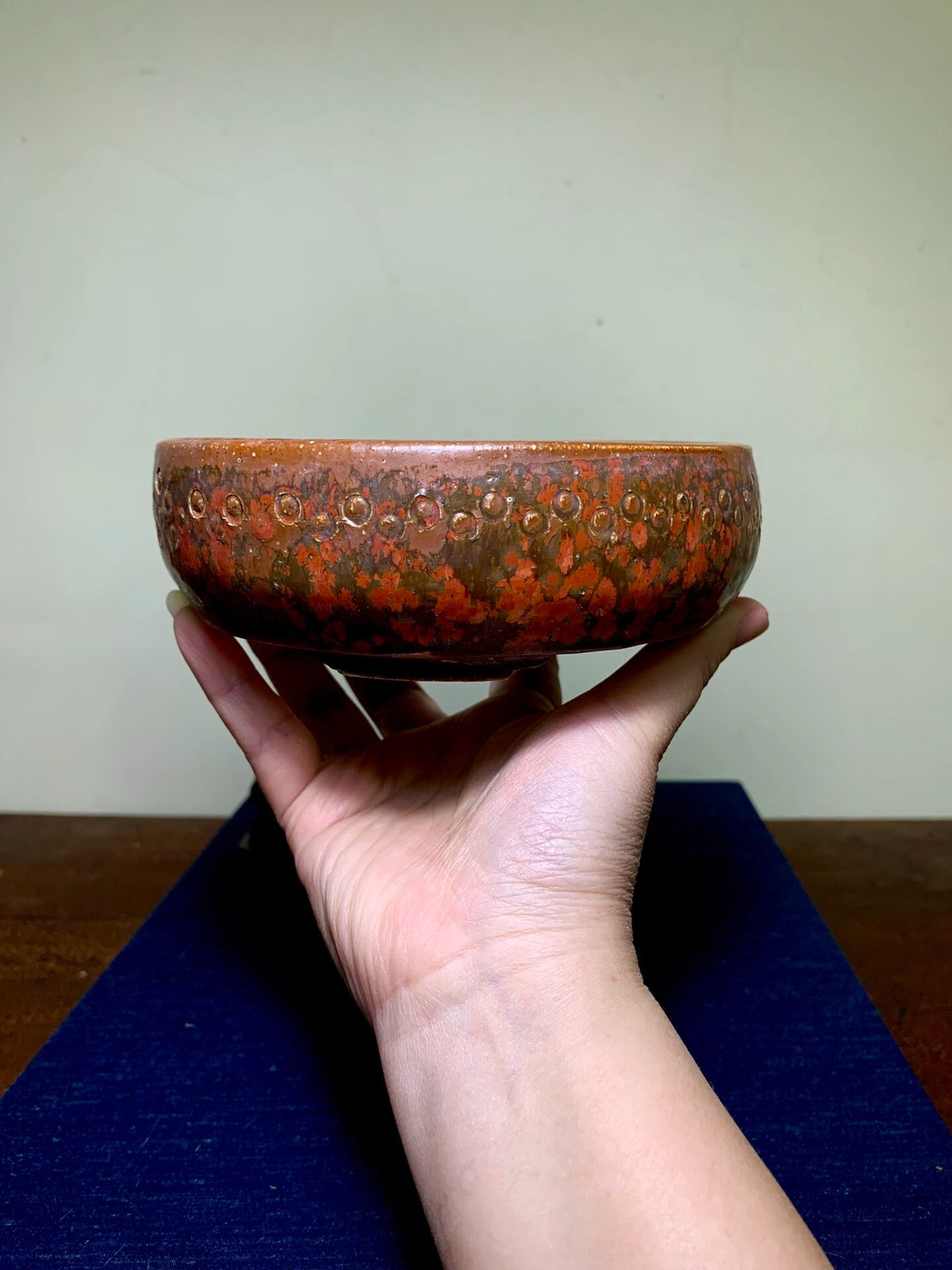 Koto Tadaaki Coral Glaze Drum-Shaped Round Pot