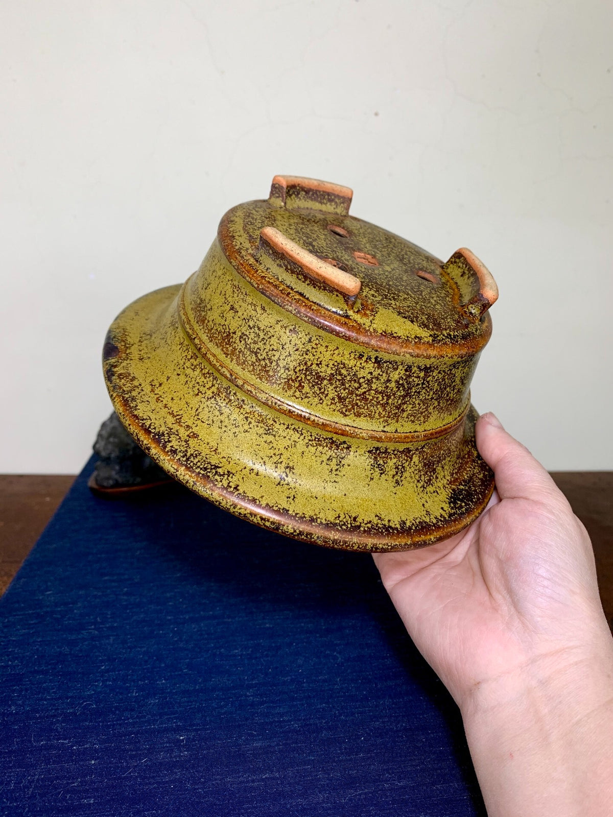Shishi Maru, Middle Band, Cut Feet, Large Open Mouth, Japanese Pot