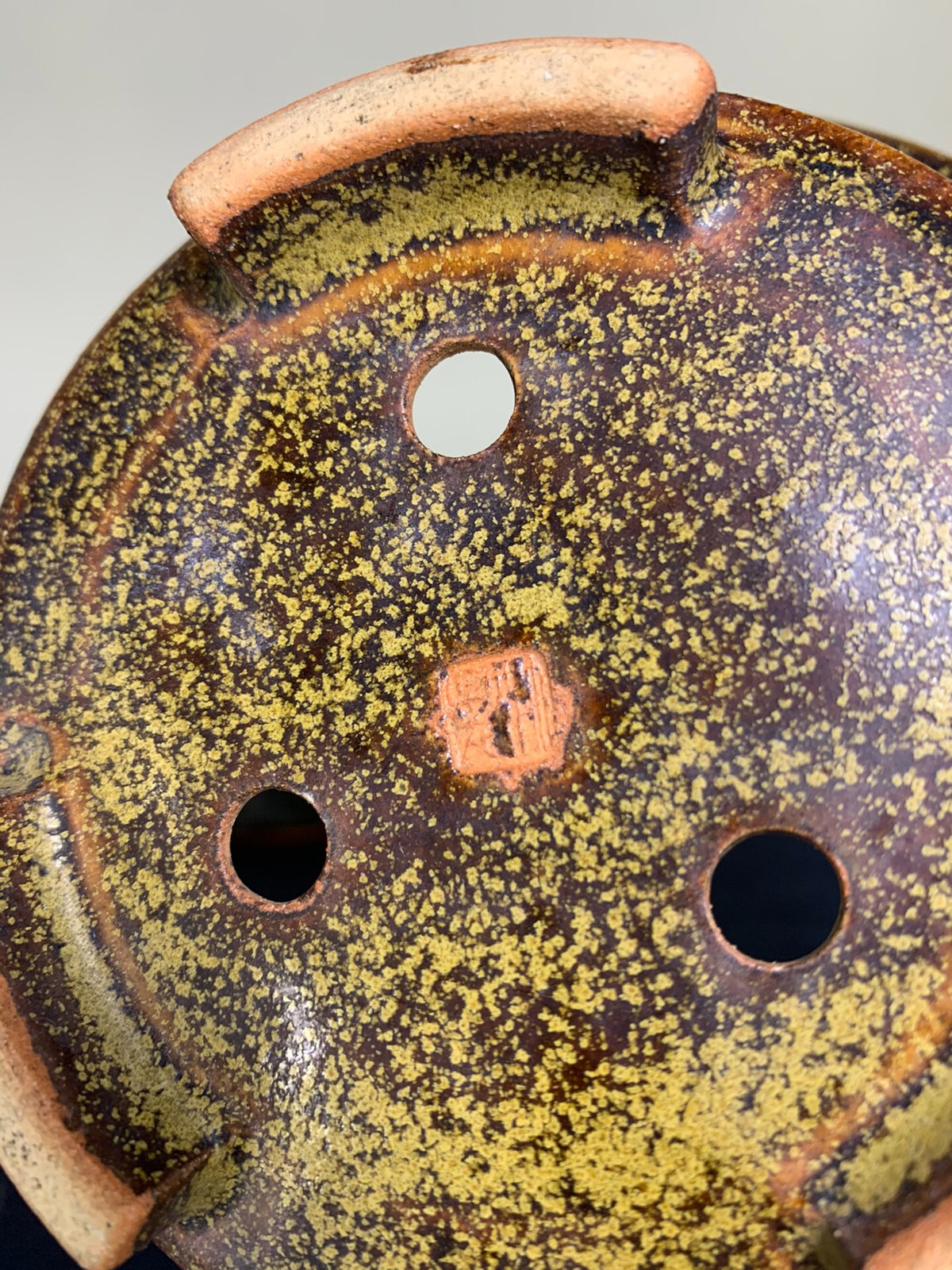 Shishi Maru, Middle Band, Cut Feet, Large Open Mouth, Japanese Pot