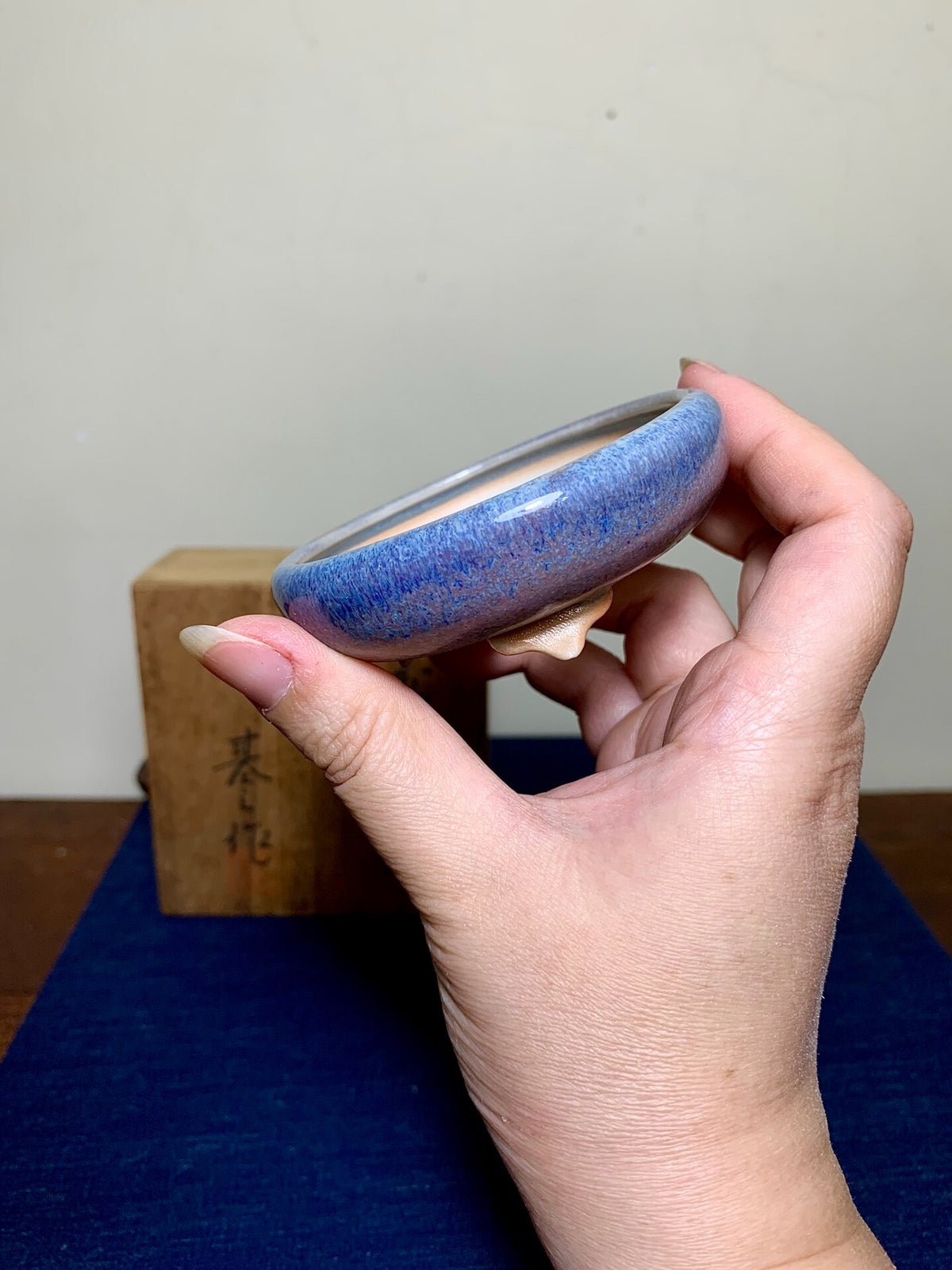 Man'kō Shūzan Kinyō Kiln-Transmuted Three-Footed Round Pot