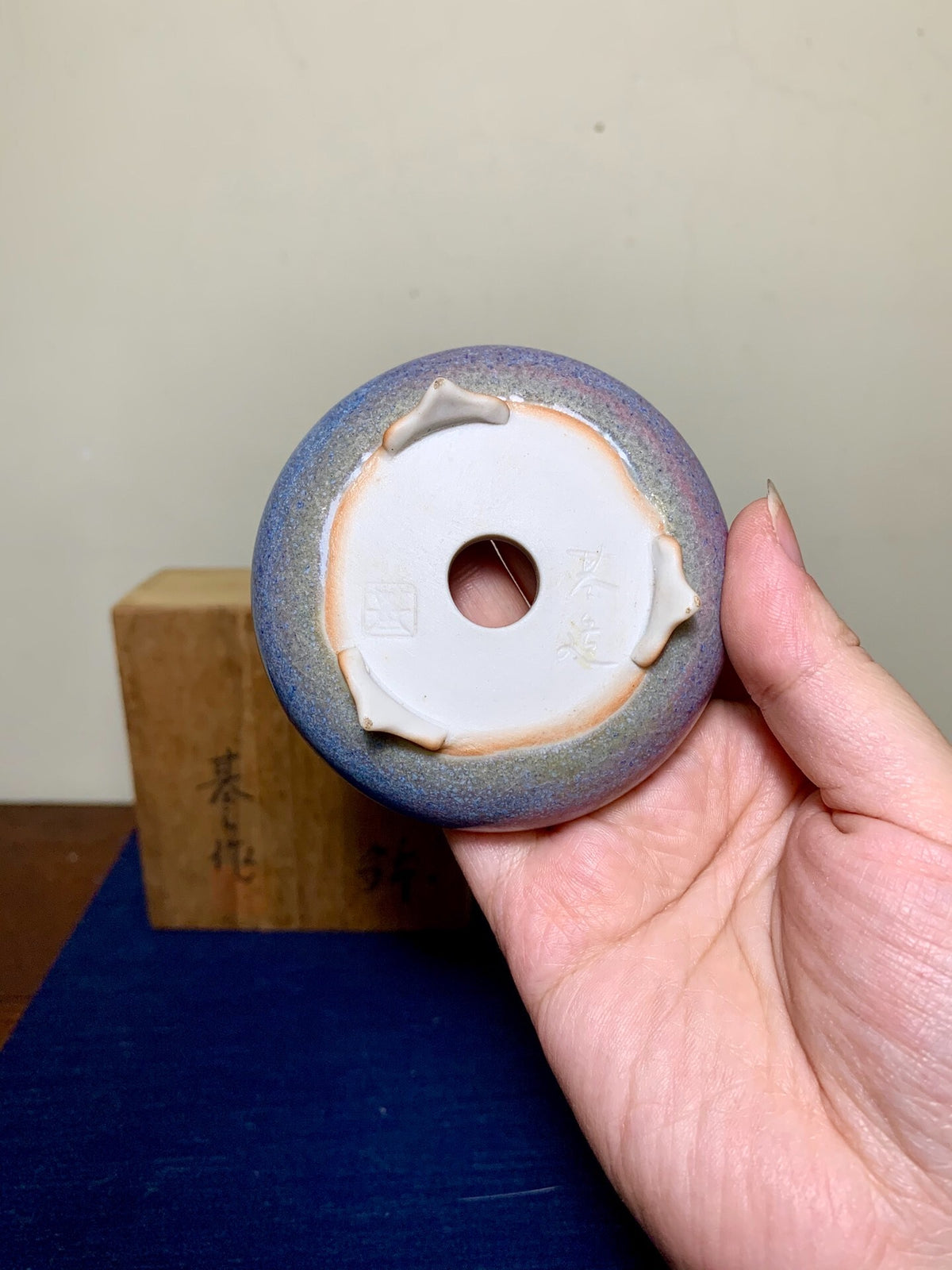 Man'kō Shūzan Kinyō Kiln-Transmuted Three-Footed Round Pot