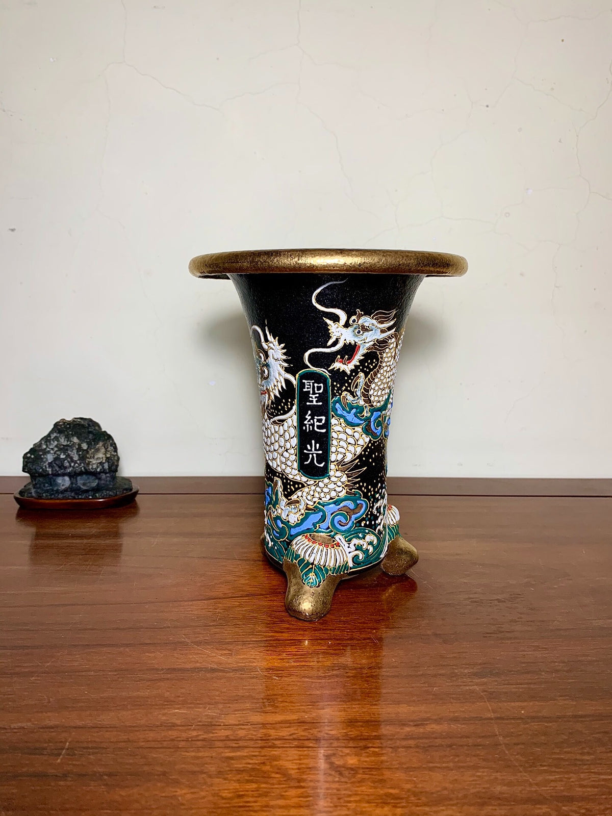 Hōtō Ryūzan Fully Painted Double Dragon Design Omoto Pot