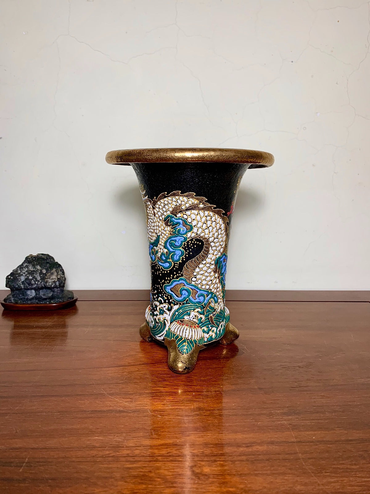Hōtō Ryūzan Fully Painted Double Dragon Design Omoto Pot