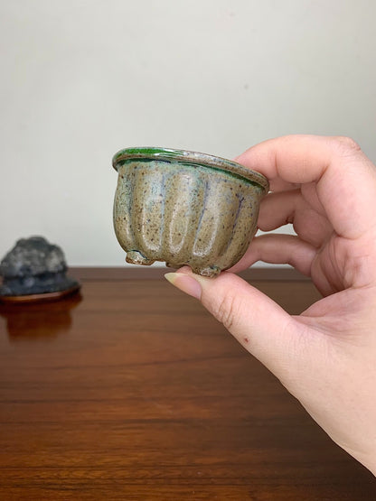 Ishizue Hand-Pinched Frog Decoration Small Wheel Flower Japanese Pot