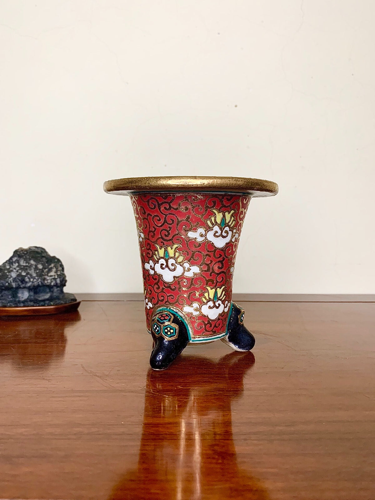 Hosshi Kakuei Rare Red Glaze with Tang Dynasty Grass and Auspicious Cloud Pattern, Red Brocade Pot