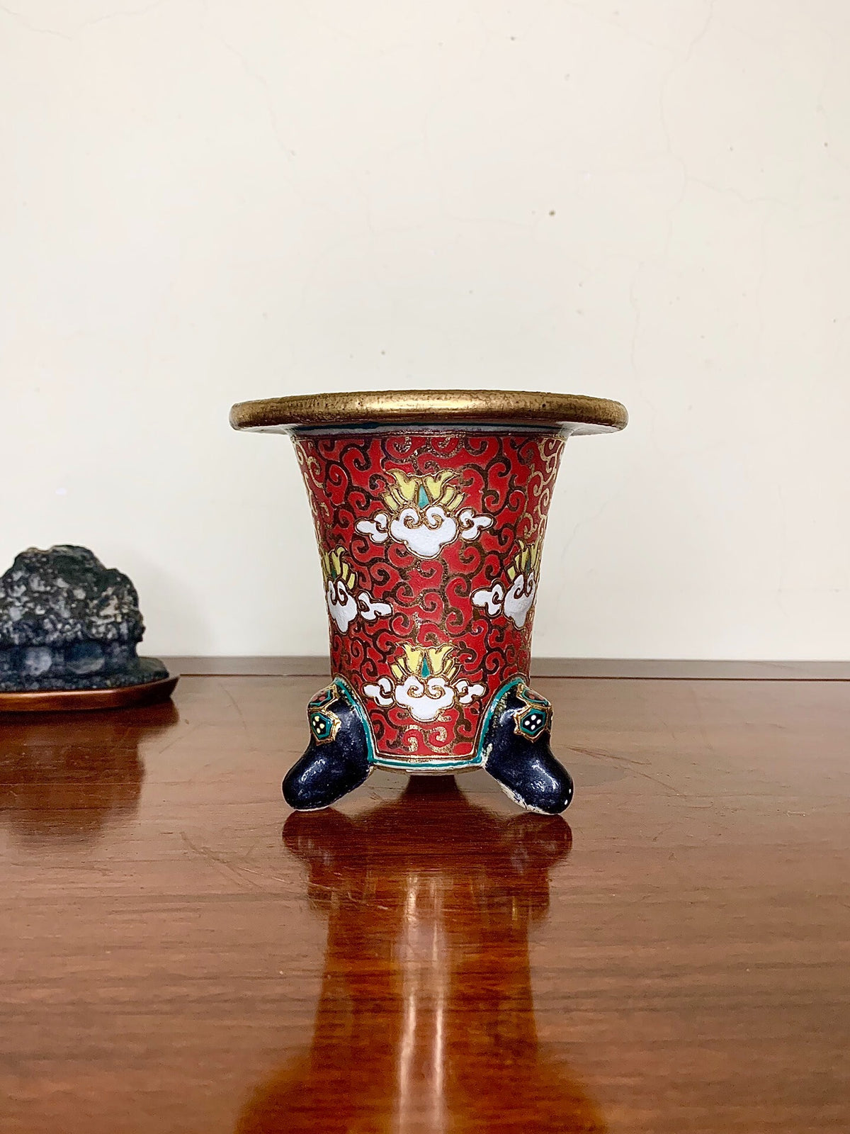 Hosshi Kakuei Rare Red Glaze with Tang Dynasty Grass and Auspicious Cloud Pattern, Red Brocade Pot