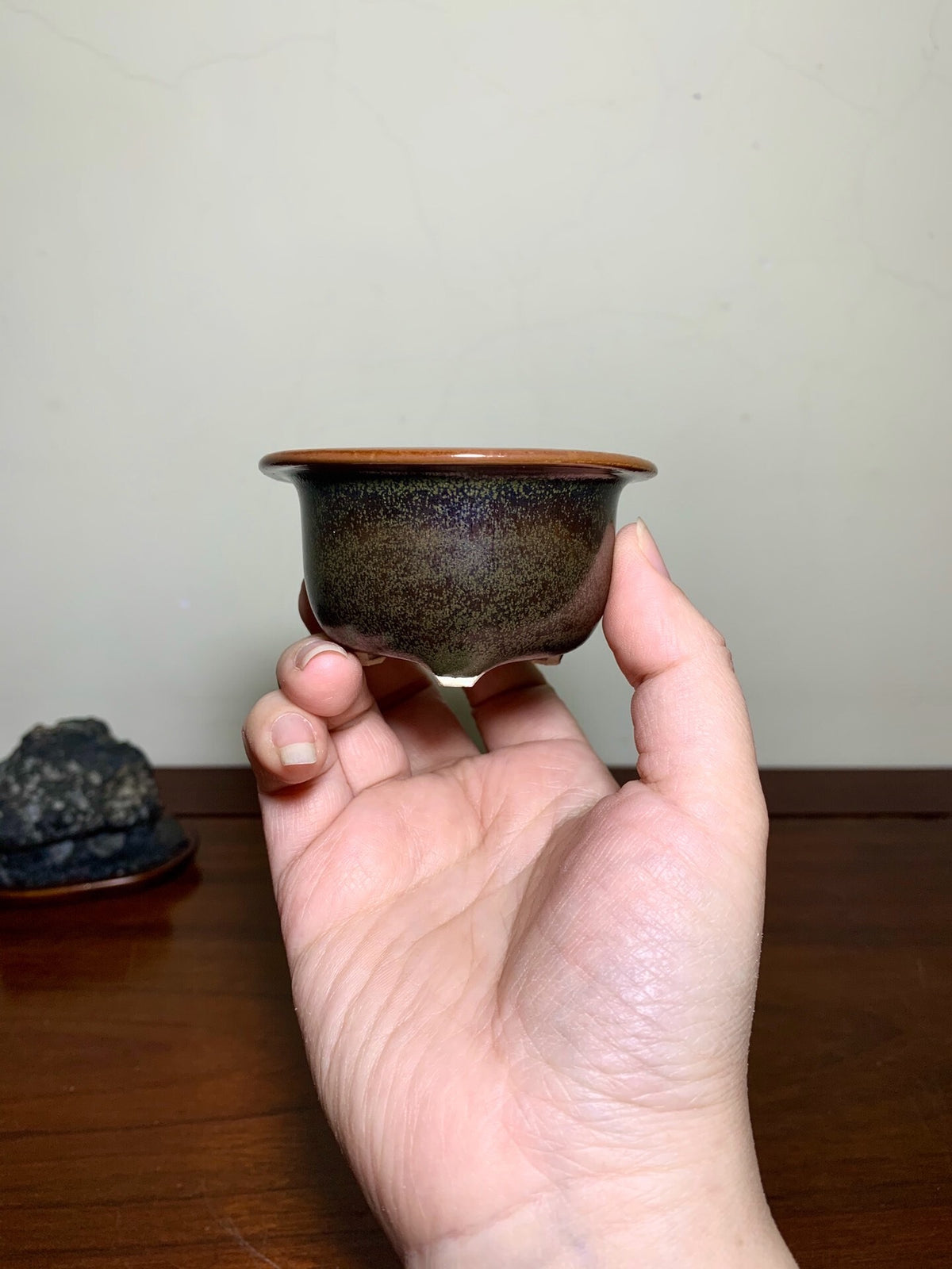 Shinano Takayama Classic Tenmoku Glaze Outer Rim Kiln-Transmuted Three-Footed Japanese Pot