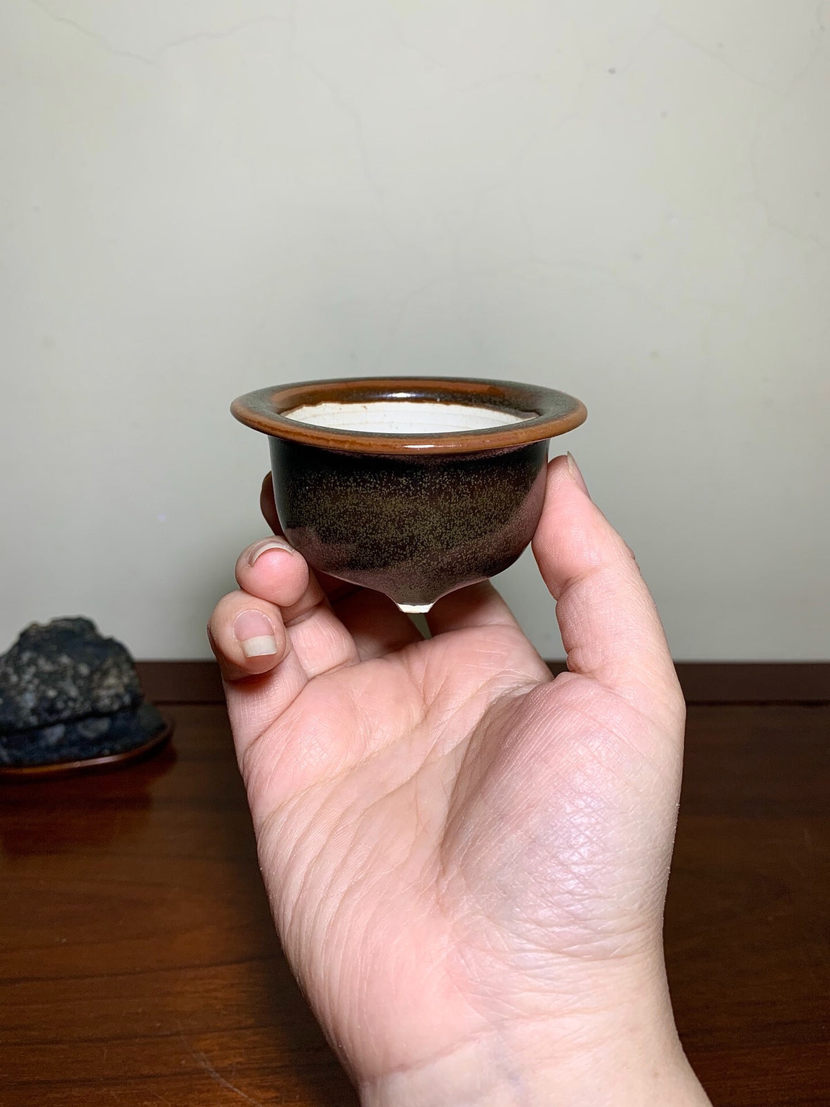 Shinano Takayama Classic Tenmoku Glaze Outer Rim Kiln-Transmuted Three-Footed Japanese Pot
