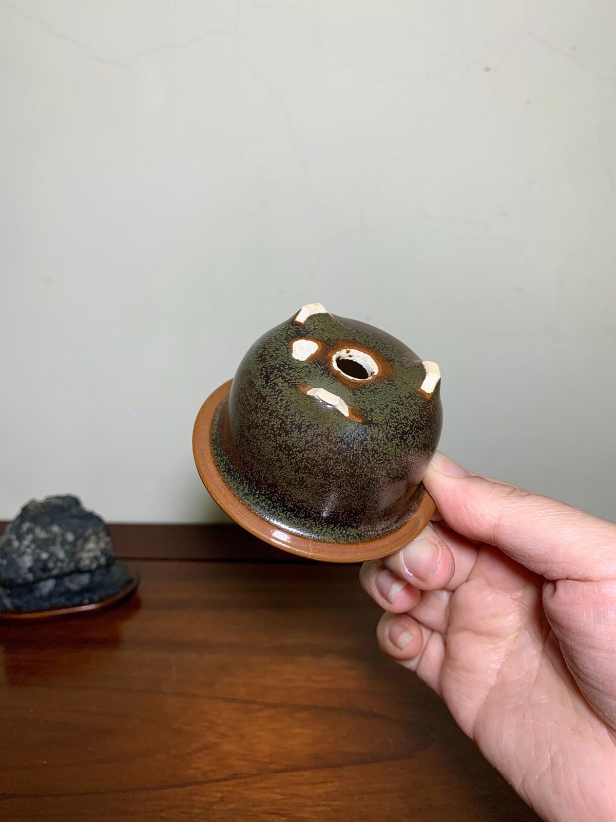 Shinano Takayama Classic Tenmoku Glaze Outer Rim Kiln-Transmuted Three-Footed Japanese Pot