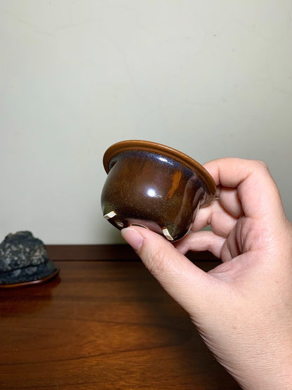 Shinano Takayama Classic Tenmoku Glaze Outer Rim Kiln-Transmuted Three-Footed Japanese Pot
