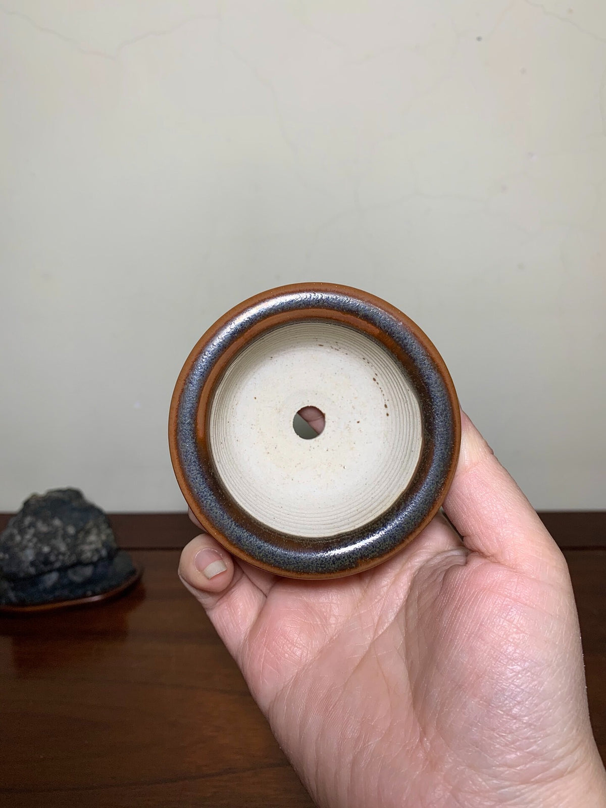 Shinano Takayama Classic Tenmoku Glaze Outer Rim Kiln-Transmuted Three-Footed Japanese Pot