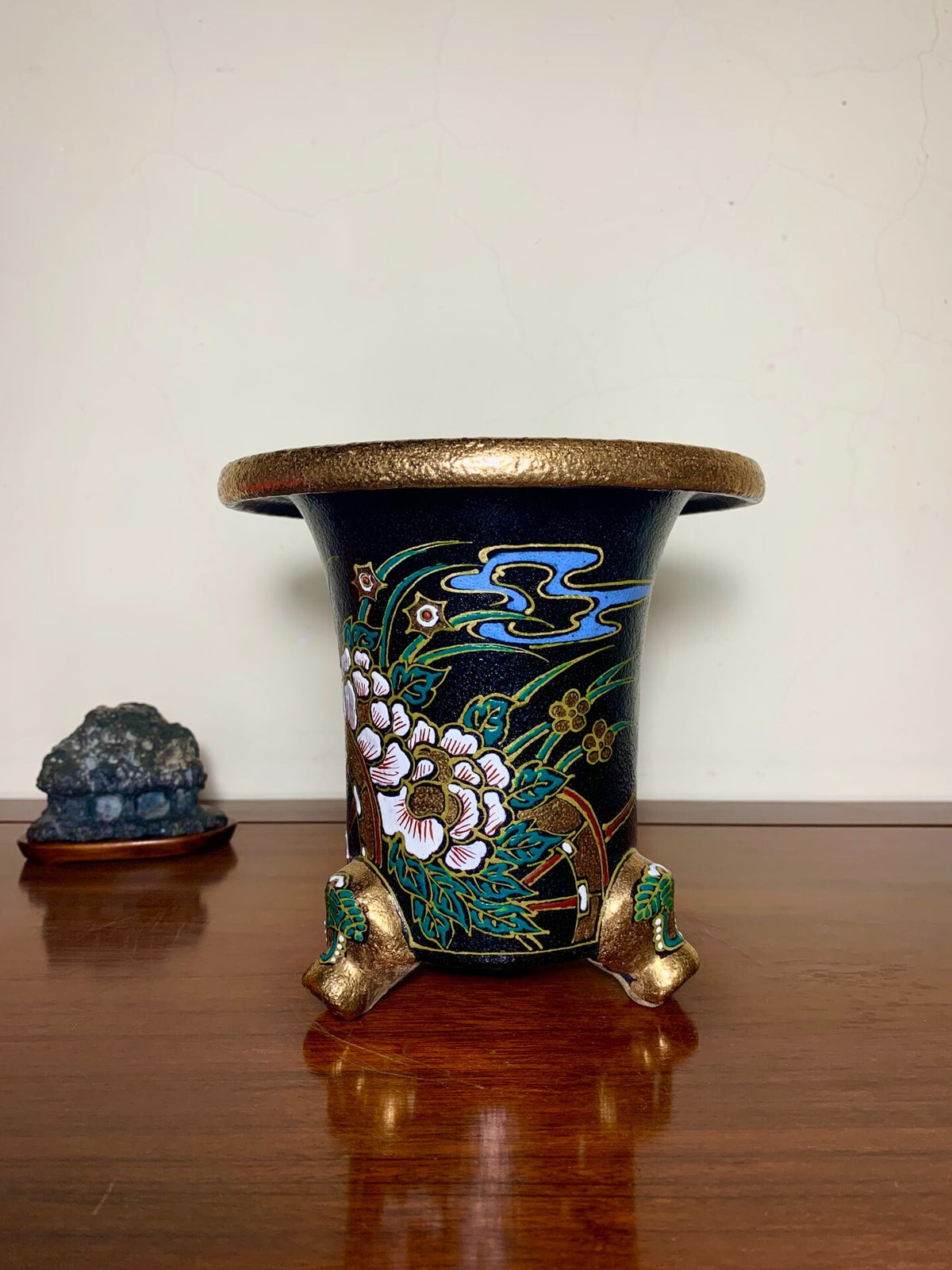 Enamelled with a Floral Cart and Peony Design, Omoto Pot by Ito Tsukiko