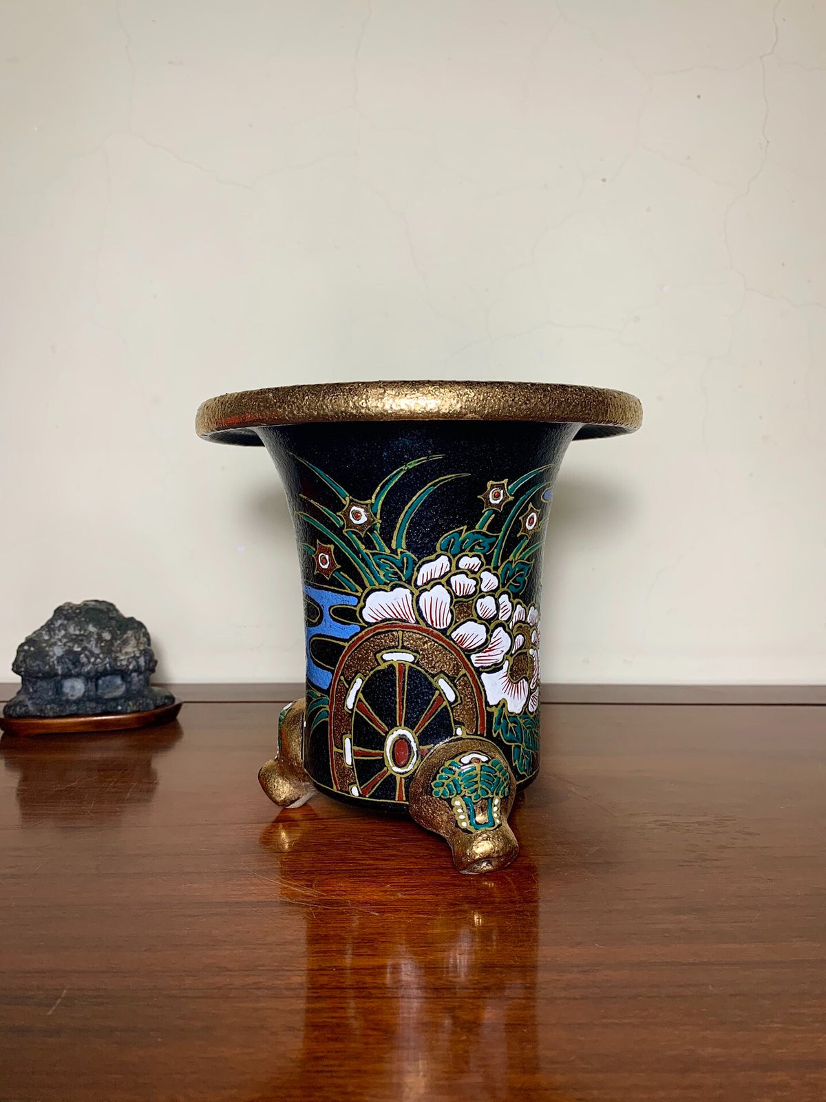 Enamelled with a Floral Cart and Peony Design, Omoto Pot by Ito Tsukiko