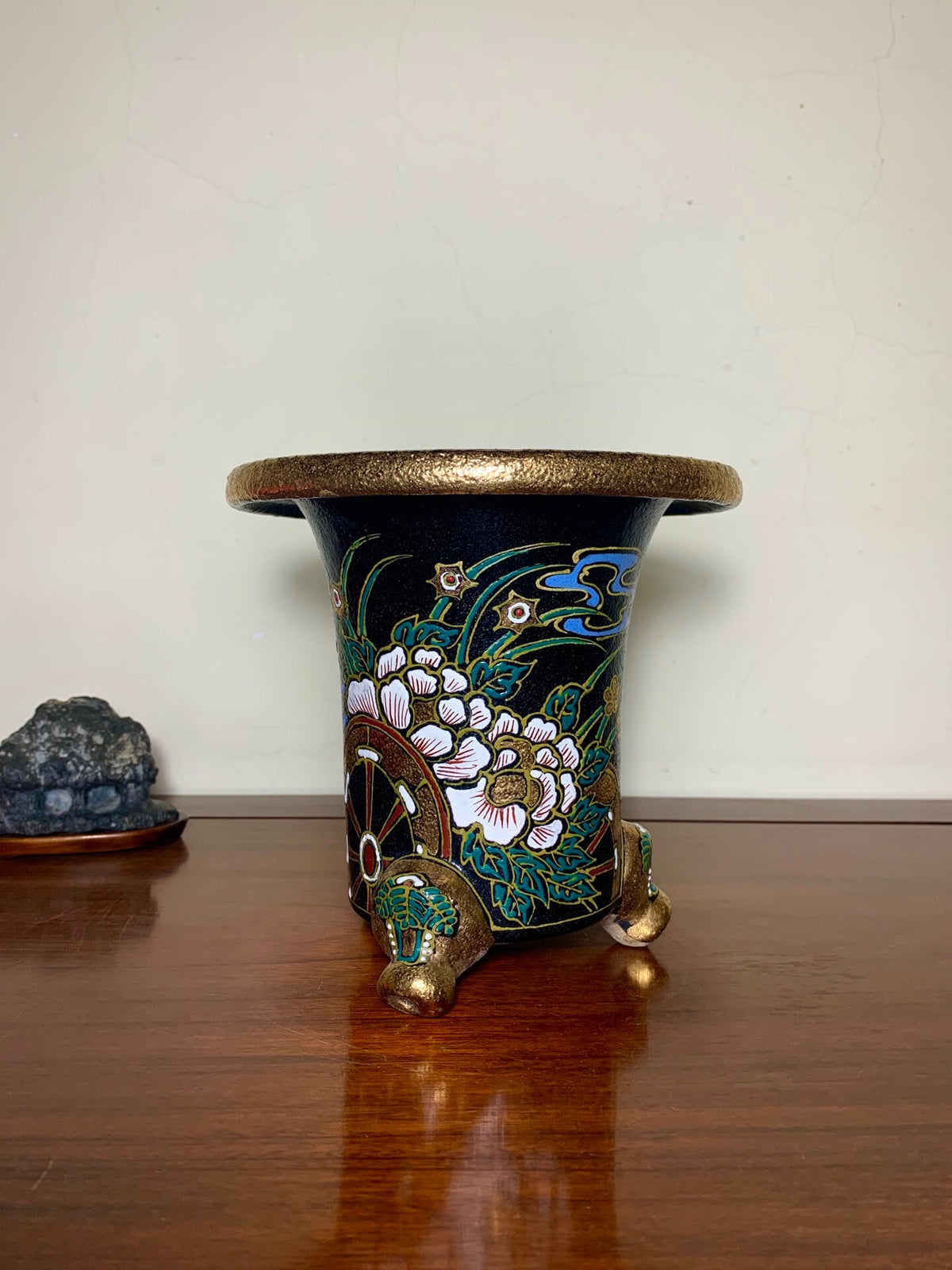 Enamelled with a Floral Cart and Peony Design, Omoto Pot by Ito Tsukiko