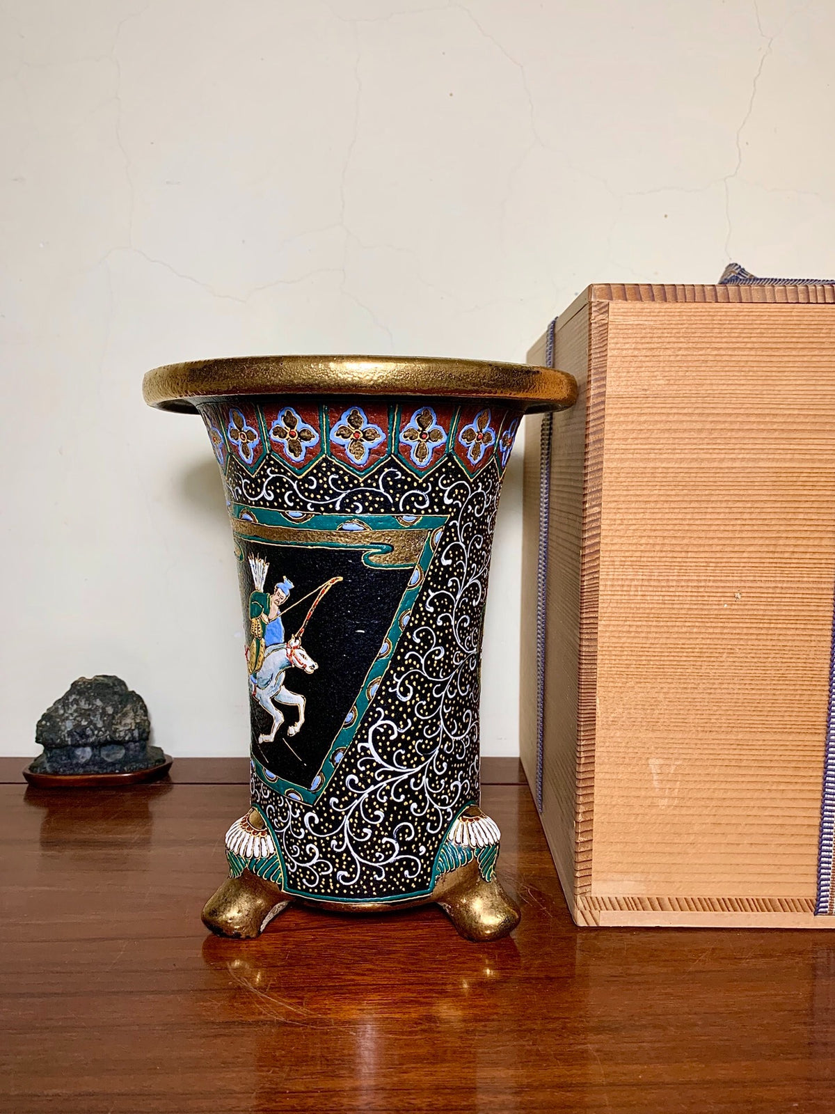 Hōtō Ryūzan Rare Hunting Scene Omoto Pot
