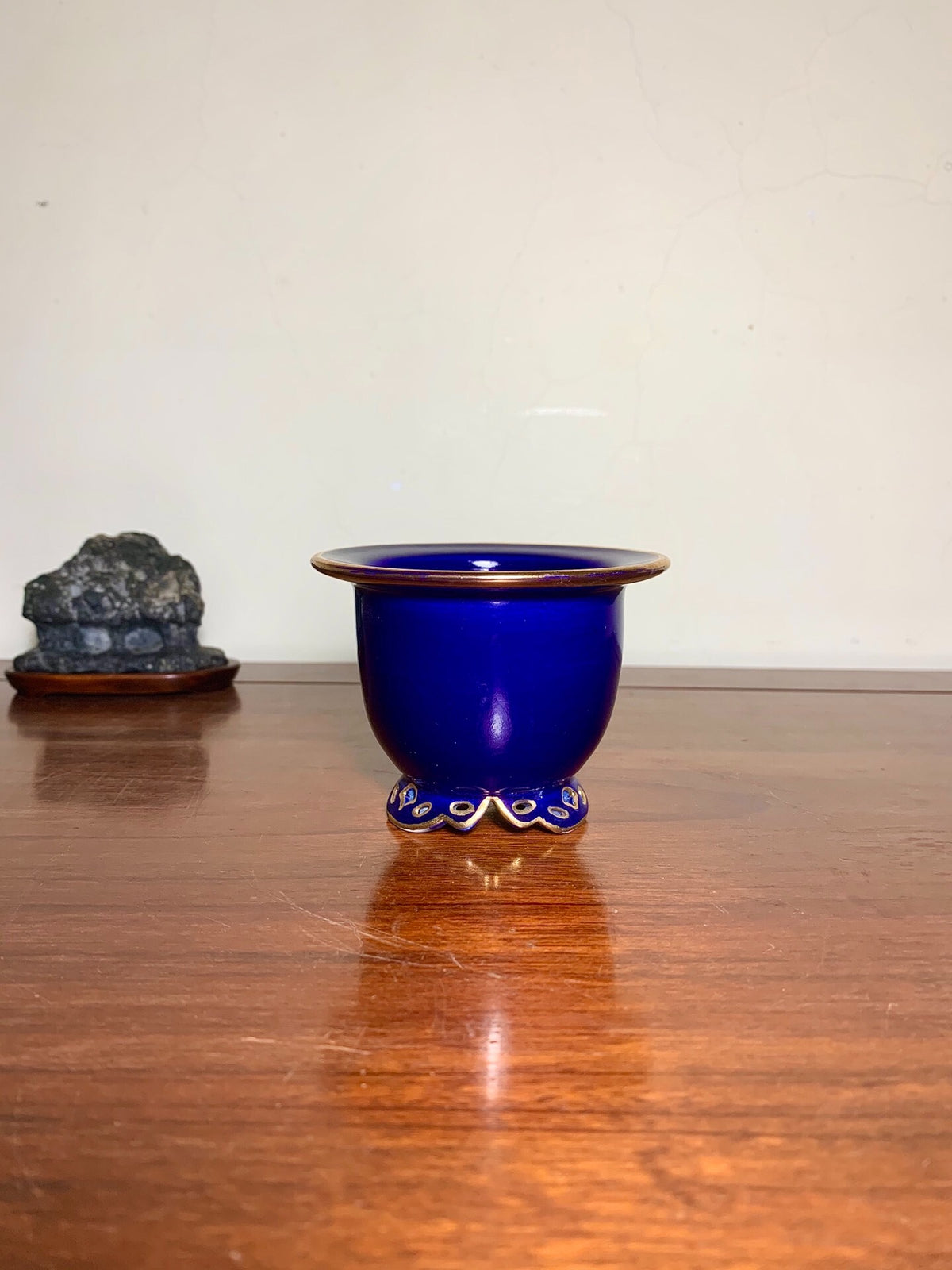 Sakai Tensan Gold-Enamelled Blue Glaze Pierced Chrysanthemum Pattern Omoto Pot