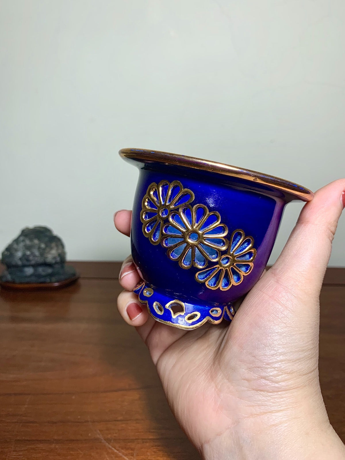 Sakai Tensan Gold-Enamelled Blue Glaze Pierced Chrysanthemum Pattern Omoto Pot