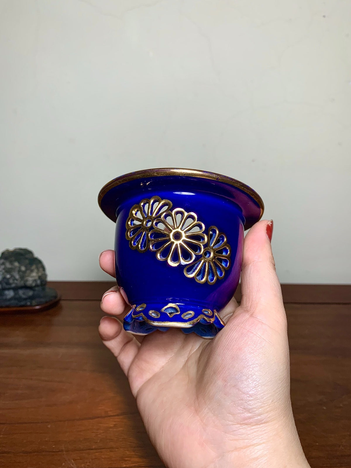Sakai Tensan Gold-Enamelled Blue Glaze Pierced Chrysanthemum Pattern Omoto Pot