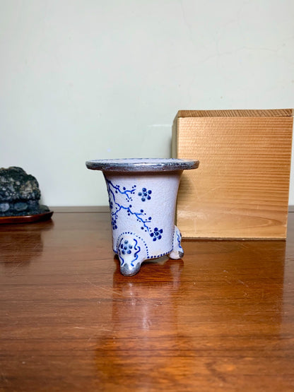 Sakai Tensan Blue-And-White Painted Brocade Pot