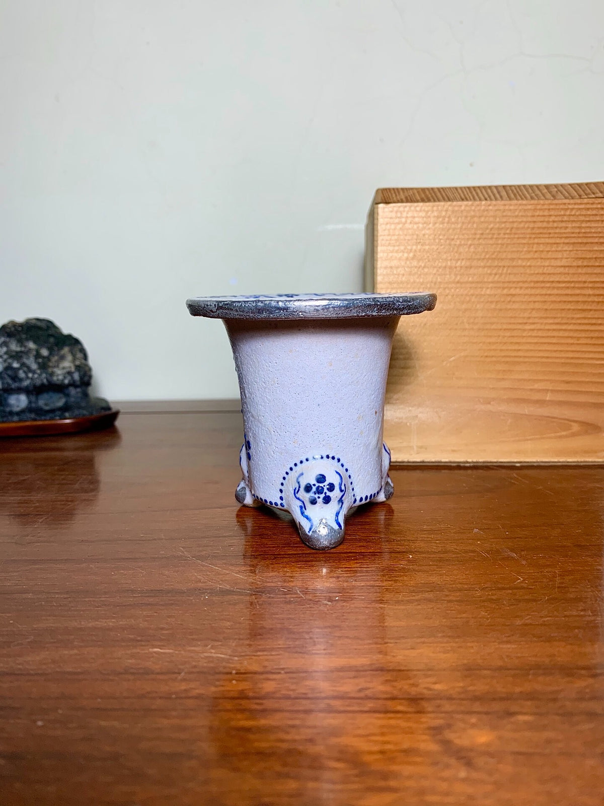 Sakai Tensan Blue-And-White Painted Brocade Pot