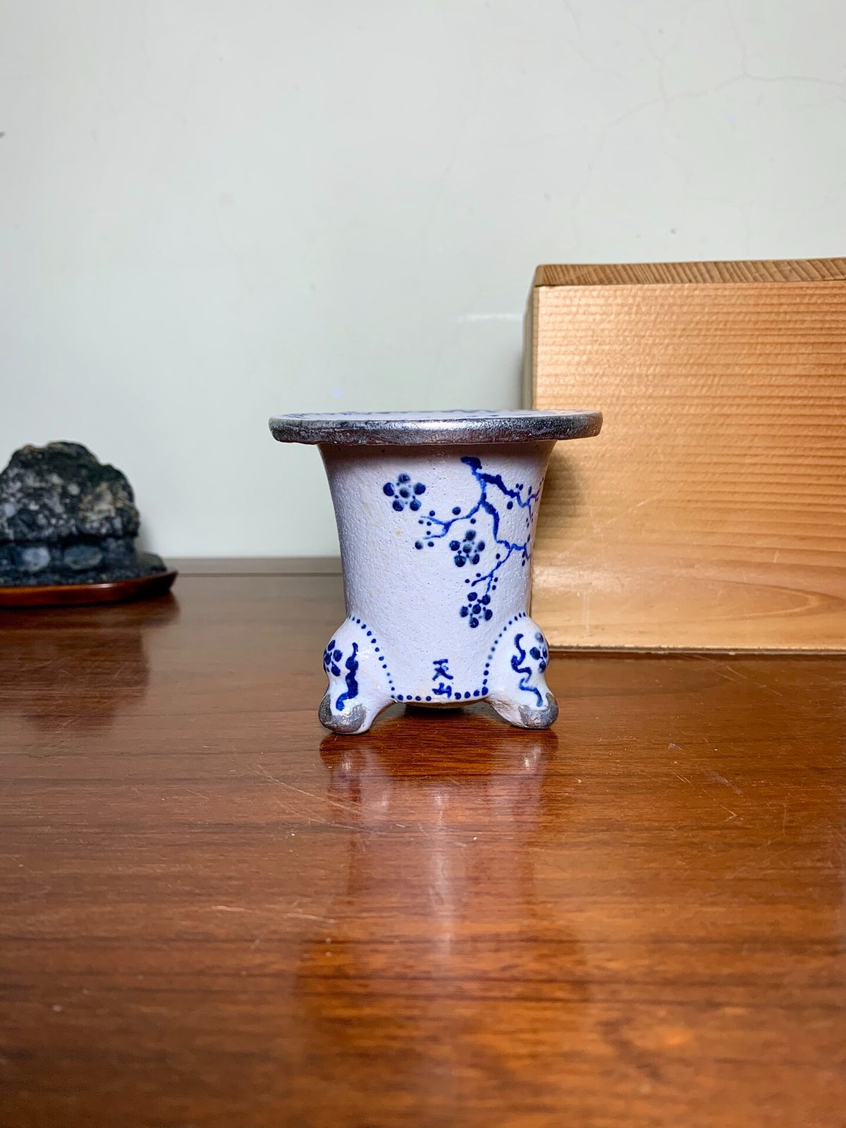 Sakai Tensan Blue-And-White Painted Brocade Pot