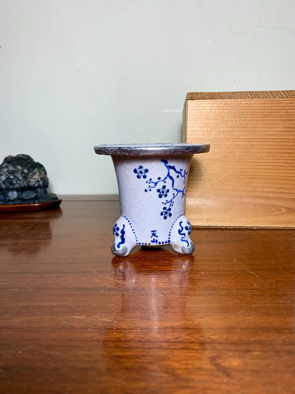 Sakai Tensan Blue-And-White Painted Brocade Pot