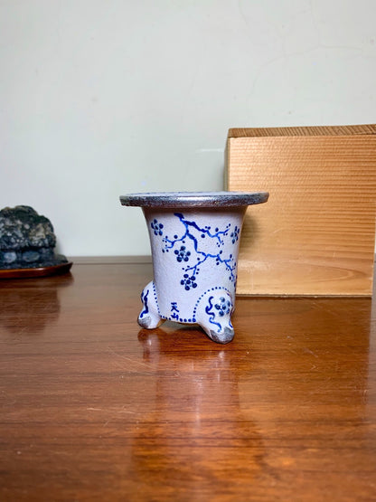 Sakai Tensan Blue-And-White Painted Brocade Pot