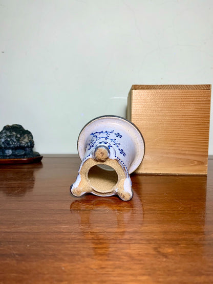 Sakai Tensan Blue-And-White Painted Brocade Pot
