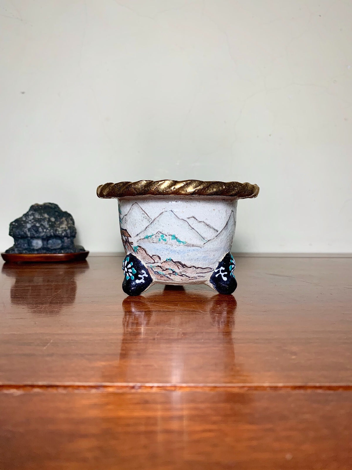 Shōsan Rope Rim Enamelled Landscape Omoto Pot