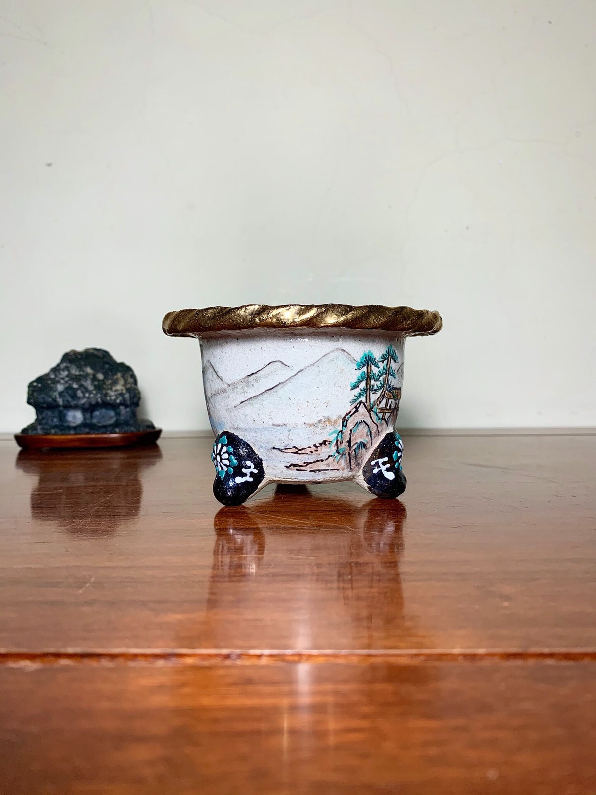 Shōsan Rope Rim Enamelled Landscape Omoto Pot