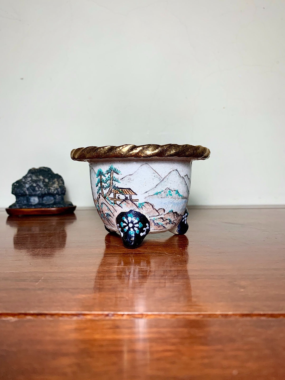 Shōsan Rope Rim Enamelled Landscape Omoto Pot