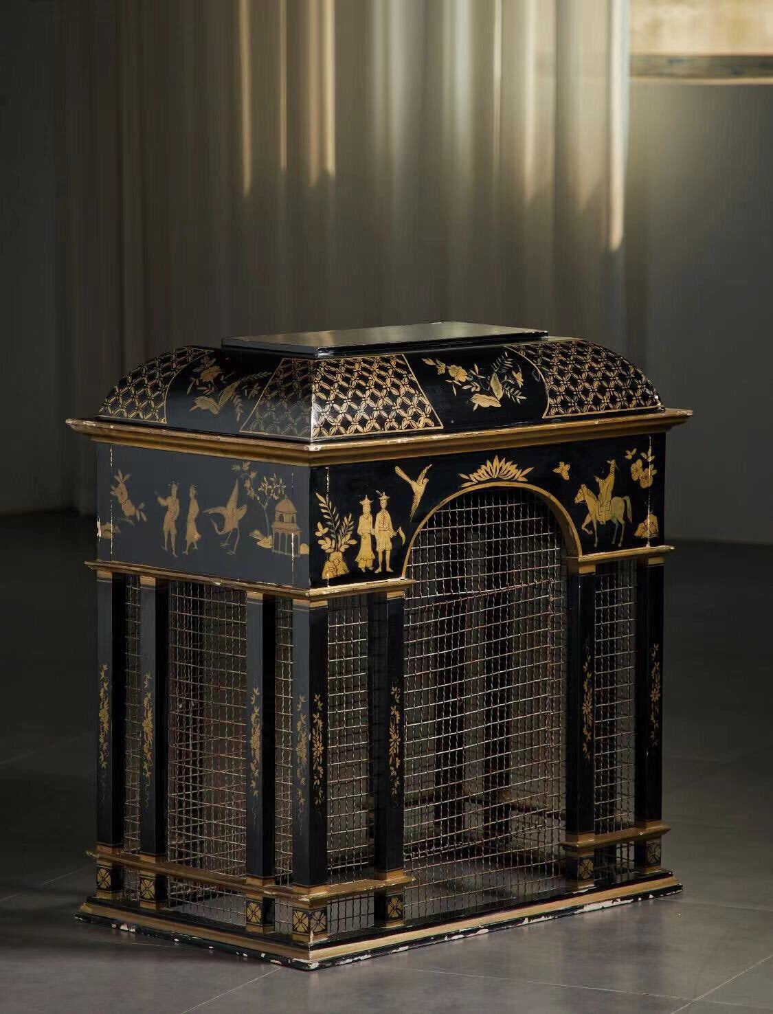 The Birdcage Is the Primary Environment for观赏 Birds to Engage in Activities and Rest.
