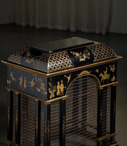 The Birdcage Is the Primary Environment for观赏 Birds to Engage in Activities and Rest.