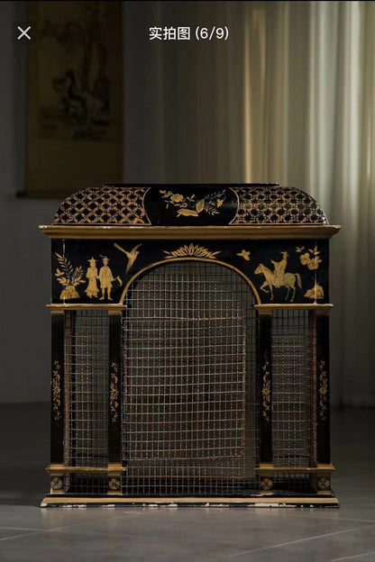 The Birdcage Is the Primary Environment for观赏 Birds to Engage in Activities and Rest.