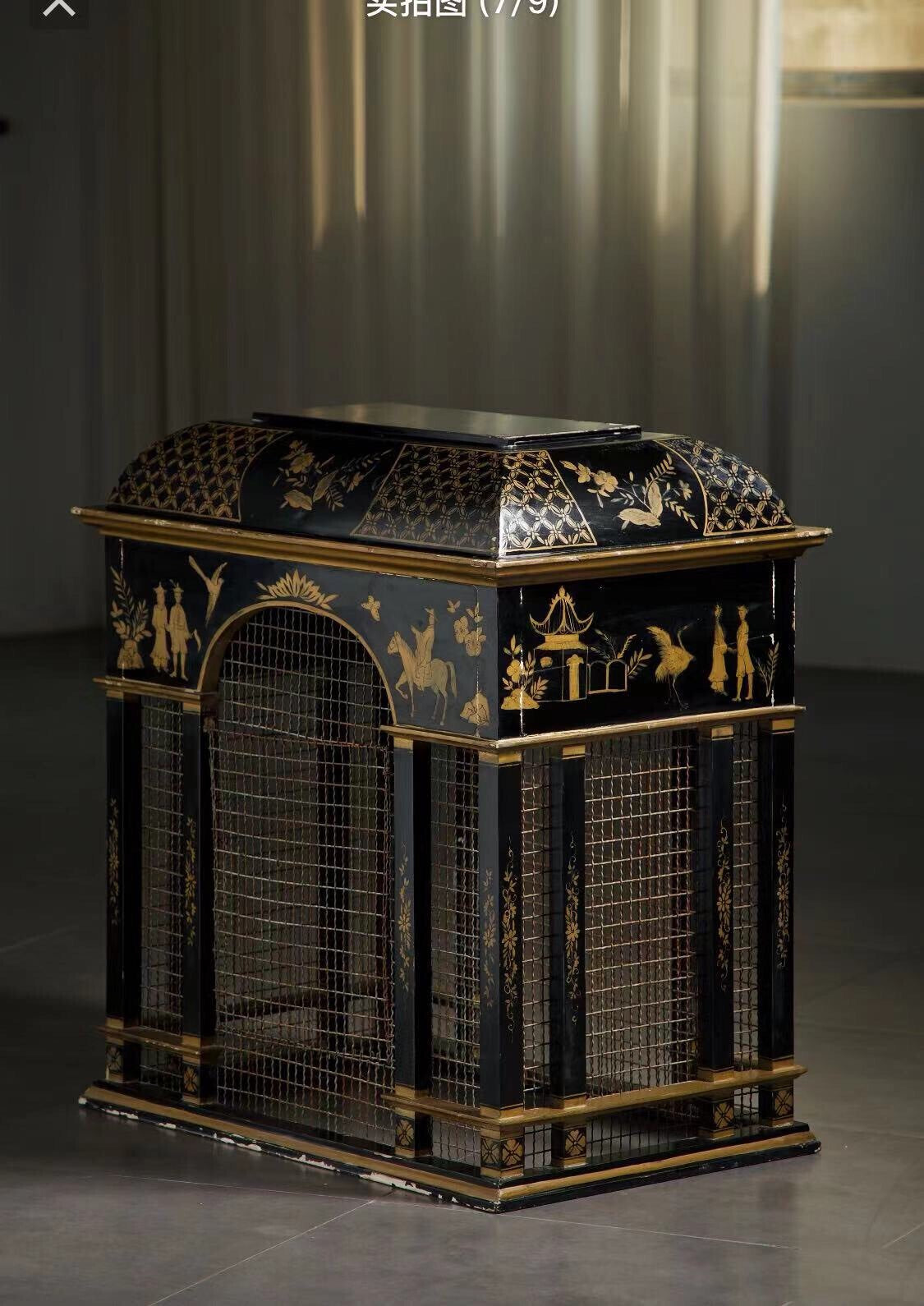 The Birdcage Is the Primary Environment for观赏 Birds to Engage in Activities and Rest.