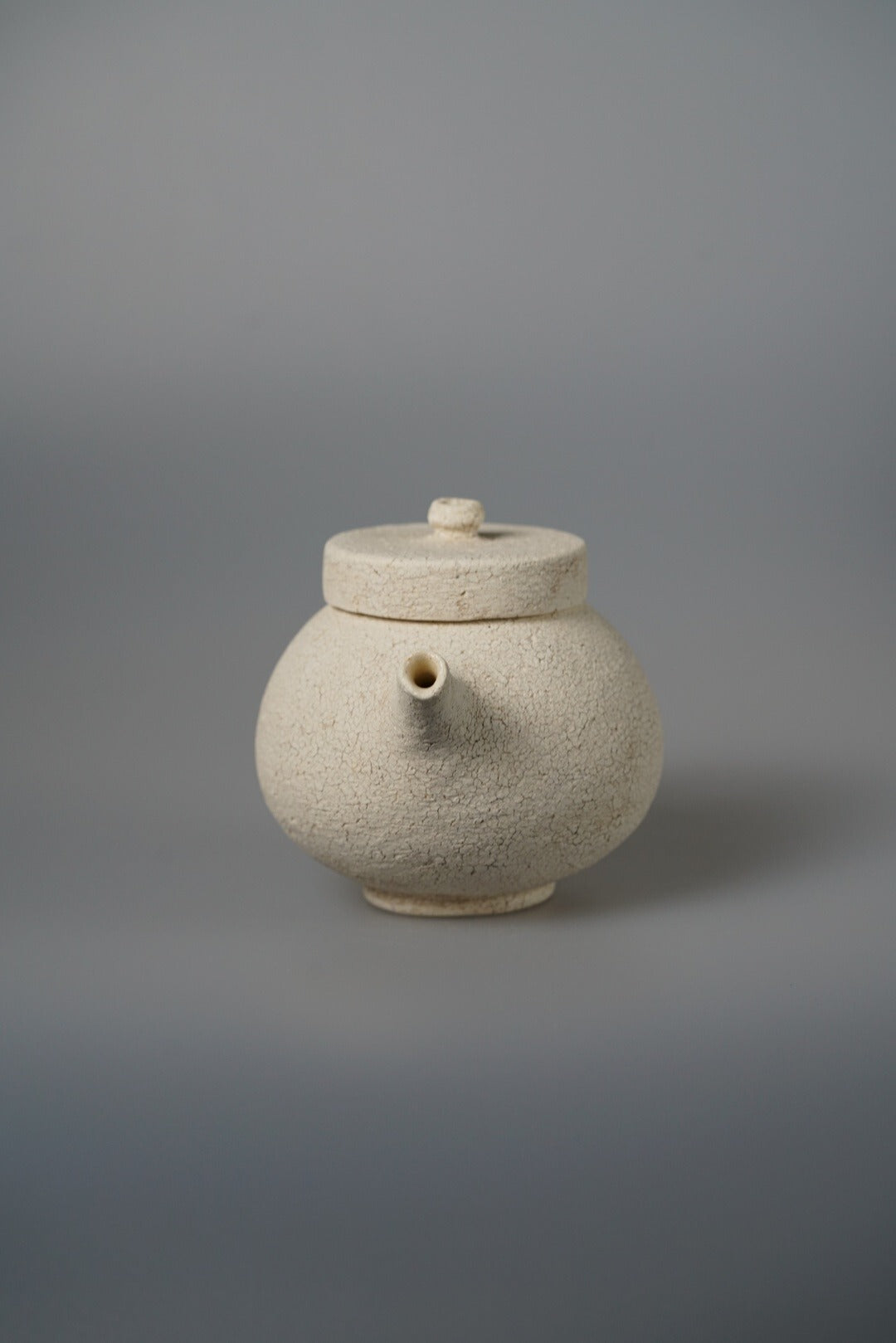 Japanese ceramic artist Airi Kagamihara teapot c